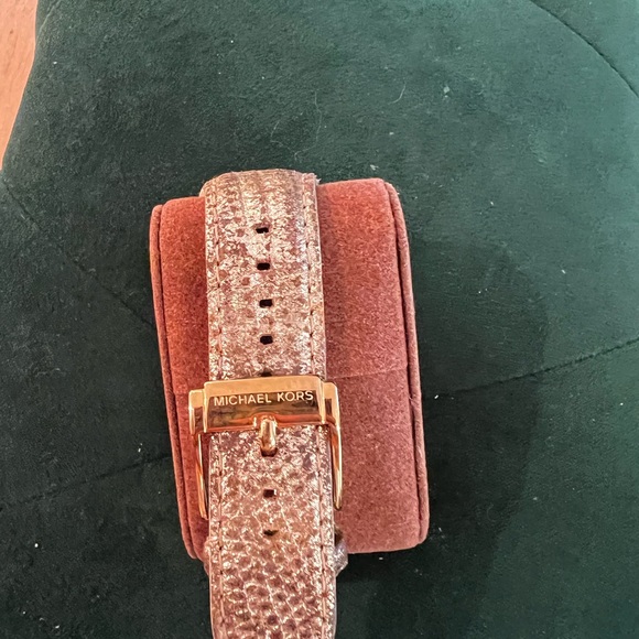 Watch! - Picture 2 of 2